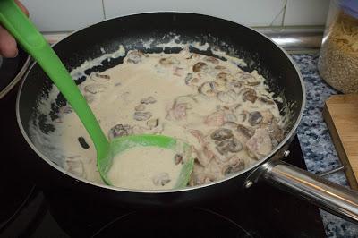 Espaguetis carbonara ligeros de pavo fit