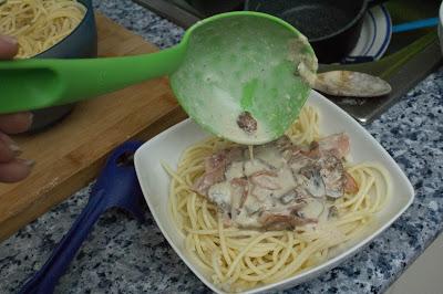 Espaguetis carbonara ligeros de pavo fit