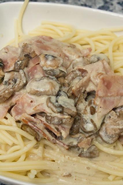 Espaguetis carbonara ligeros de pavo fit