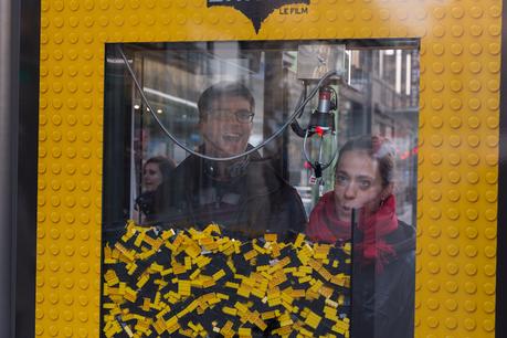 Marquesinas transformadas en máquinas de gancho para promocionar la película de Lego Batman