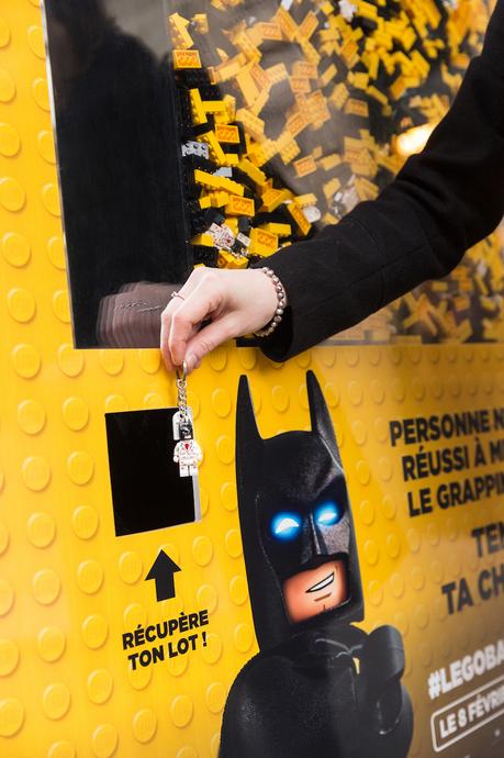 Marquesinas transformadas en máquinas de gancho para promocionar la película de Lego Batman