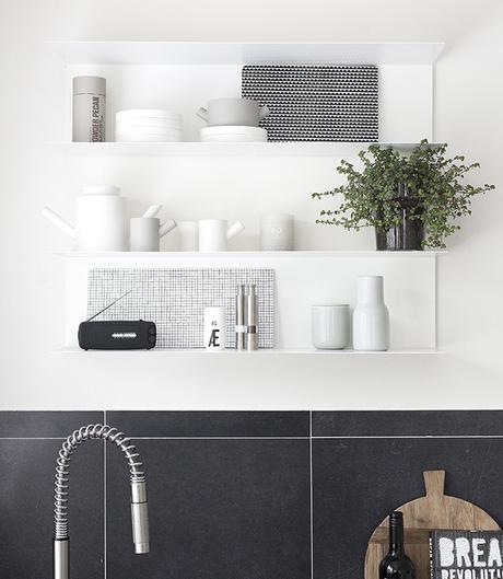 Como decorar con gracia las baldas de una cocina