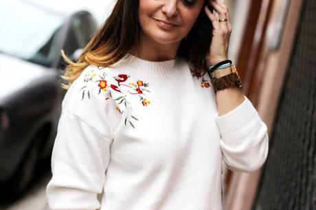 Look en blanco con jersey bordado de ZAFUL