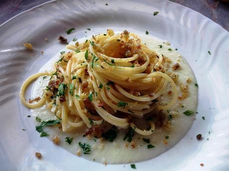Espaguetis con crema de coliflor y anchoas - Spaghetti aglio e olio con crema di cavolfiore e pane all'acciuga - Cauliflower and anchovy pasta recipe