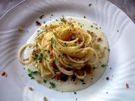 Espaguetis con crema de coliflor y anchoas - Spaghetti aglio e olio con crema di cavolfiore e pane all'acciuga - Cauliflower and anchovy pasta recipe