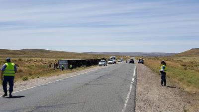 Un camión cayó de costado sobre la ruta 237