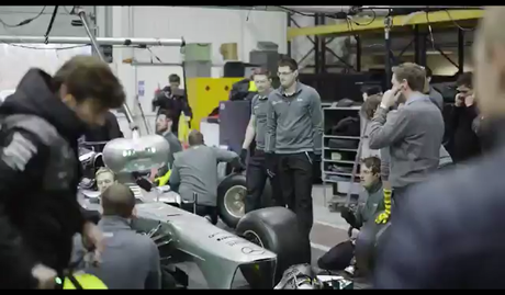 El equipo Mercedes nos muestra un ensayo de un pitstop