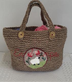 Corazón de patch estilo country y cesta de crochet.