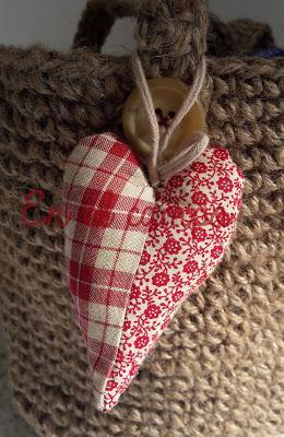  corazón patchwork country de telas rojas 