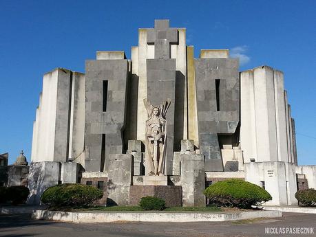 Cementerio de Azul: la obra cumbre del Arq. Salamone