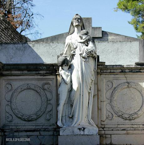 Cementerio de Azul: la obra cumbre del Arq. Salamone