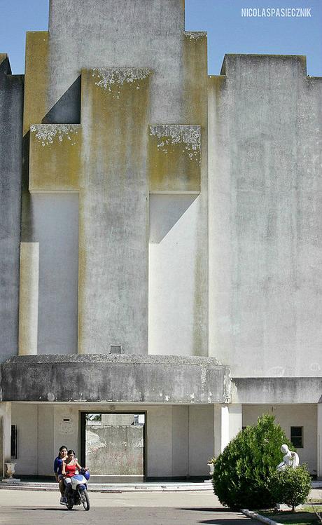 Cementerio de Azul: la obra cumbre del Arq. Salamone