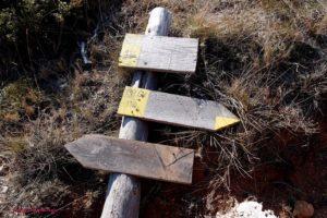 cartel senderismo deteriorado