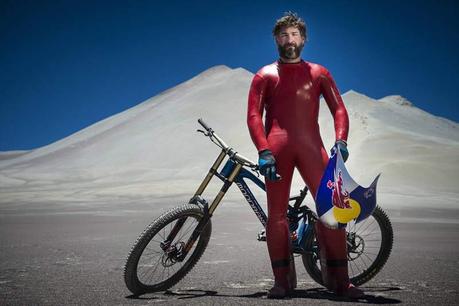 Max Stöckl volando sobre una Mondraker Summun a… 167,6 km/h!!!