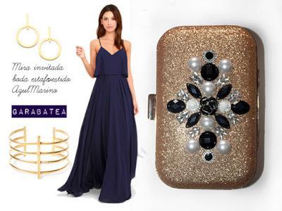 Bolso joya dorado con vestido navy