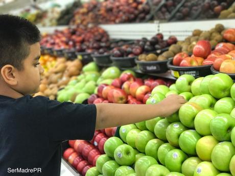 niño escogiendo frutas Logra que tu niño coma bien ¡jugando!