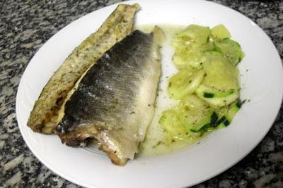 Lubina a las hierbas con calabaci en papillote