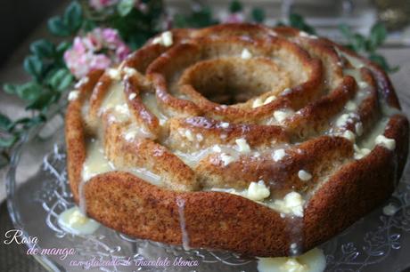 Rosa de mango con glaseado de chocolate blanco ,bizcocho de mango