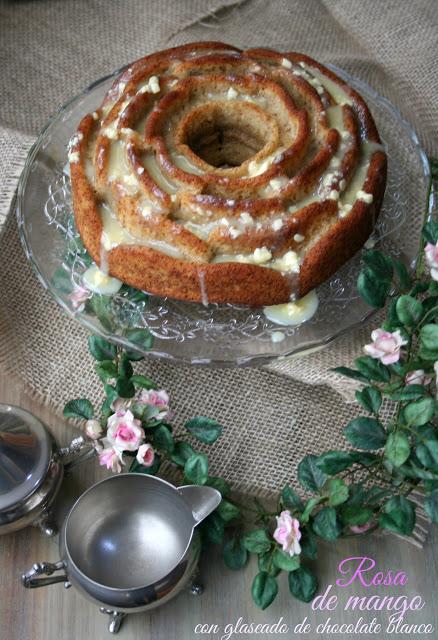 Rosa de mango con glaseado de chocolate blanco,bizcocho de mango, 