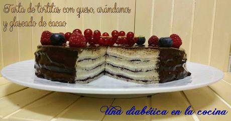 Tarta de tortitas con queso, arándanos  y glaseado de cacao