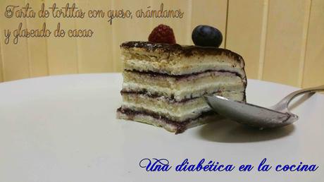 Tarta de tortitas con queso, arándanos  y glaseado de cacao