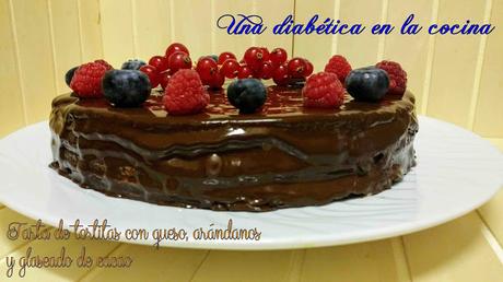 Tarta de tortitas con queso, arándanos  y glaseado de cacao