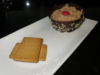 CUENCOS DE CHOCOLATE CON MOUSSE DE CREMA DE CACAO