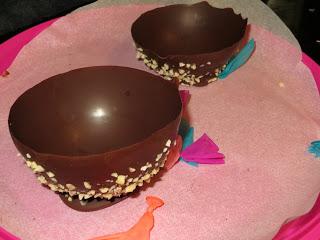 CUENCOS DE CHOCOLATE CON MOUSSE DE CREMA DE CACAO