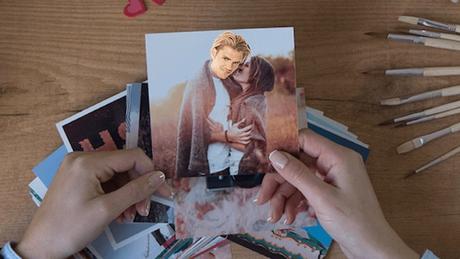 Hofmann lanza unas pegatinas para hacer desaparecer a tu ex de las fotos por San Valentín