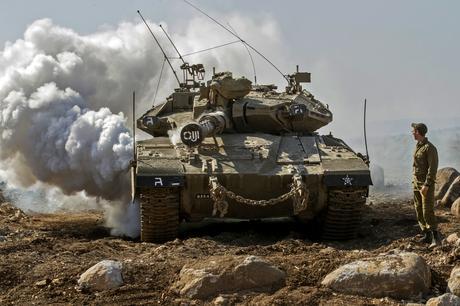 Un soldado israelí de la Brigada de Infantería Nahal atraviesa el humo