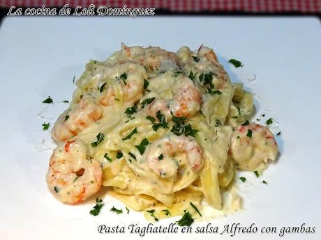 Pasta Tagliatelle en salsa Alfredo con gambas