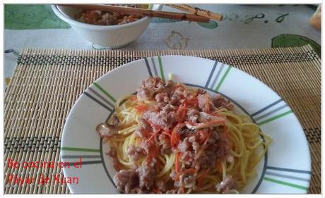 Espaguetis picantes de cerdo y brotes de soja