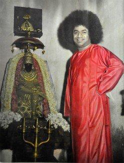 Swami con el primer ídolo de Shirdi Baba en el mundo en Guindy.