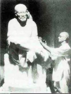 El ídolo de Shirdi Baba instalado en Shirdi en 1954 se hizo por el escultor Balaji Vasant.
