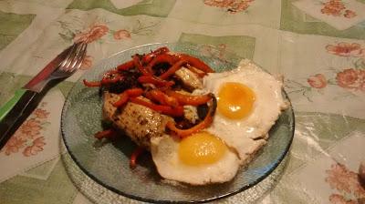 Pollo, vegetales y huevo