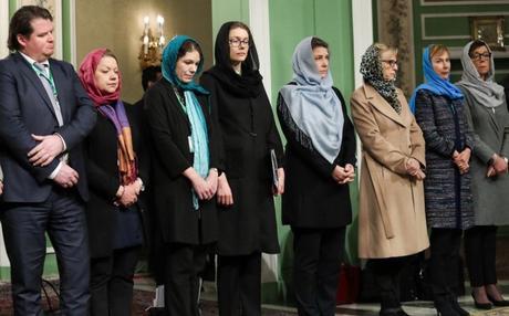 La imagen de la vergüenza: las feministas se tapan el cabello en Iran