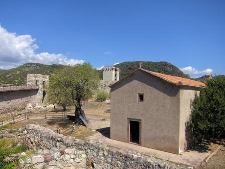 CERDEÑA  (DIA 3:  BOSA E IGLESIAS ROMÁNICAS)