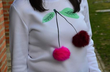 Sudadera de cerezas con pompones