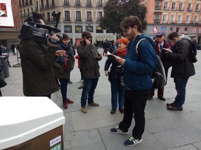 Autores, lectores y todo el equipo de viveLibro llenan Madrid de poesía en el Día de San Valentín Autores, lectores y todo el equipo de viveLibro llenan Madrid de poesía en el Día de San Valentín