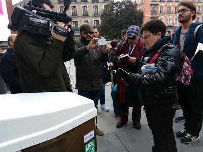 Autores, lectores y todo el equipo de viveLibro llenan Madrid de poesía en el Día de San Valentín Autores, lectores y todo el equipo de viveLibro llenan Madrid de poesía en el Día de San Valentín