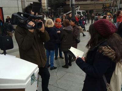 Autores, lectores y todo el equipo de viveLibro llenan Madrid de poesía en el Día de San Valentín Autores, lectores y todo el equipo de viveLibro llenan Madrid de poesía en el Día de San Valentín