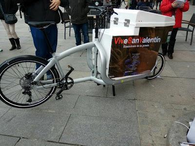 Autores, lectores y todo el equipo de viveLibro llenan Madrid de poesía en el Día de San Valentín Autores, lectores y todo el equipo de viveLibro llenan Madrid de poesía en el Día de San Valentín
