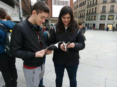 Autores, lectores y todo el equipo de viveLibro llenan Madrid de poesía en el Día de San Valentín Autores, lectores y todo el equipo de viveLibro llenan Madrid de poesía en el Día de San Valentín