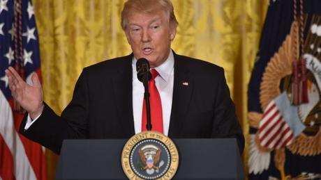 Trump afirma en rueda de prensa que heredó un “desastre como país”