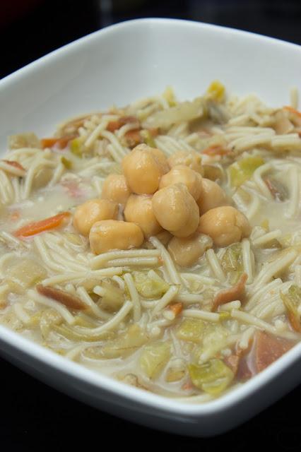 Sopa juliana con garbanzos y jamón