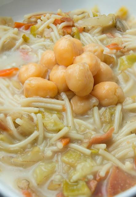 Sopa juliana con garbanzos y jamón