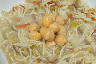 Sopa juliana con garbanzos y jamón