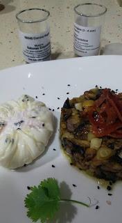 TIMBAL DE CHAMPIÑONES CON AJETES, HUEVO POCHÉ CON CRUJIENTE DE JHAMÓN TIMBAL DE CHAMPIÑONES CON AJETES, HUEVO POCHÉ CON CRUJIENTE DE JHAMÓN