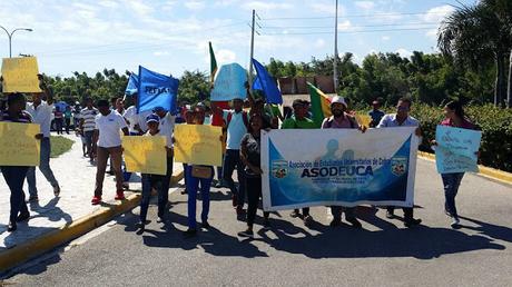 Estudiantes UASD Barahona marchan en reclamo de clases.