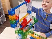 Pequeños niños jugando juegos didacticos interactivos